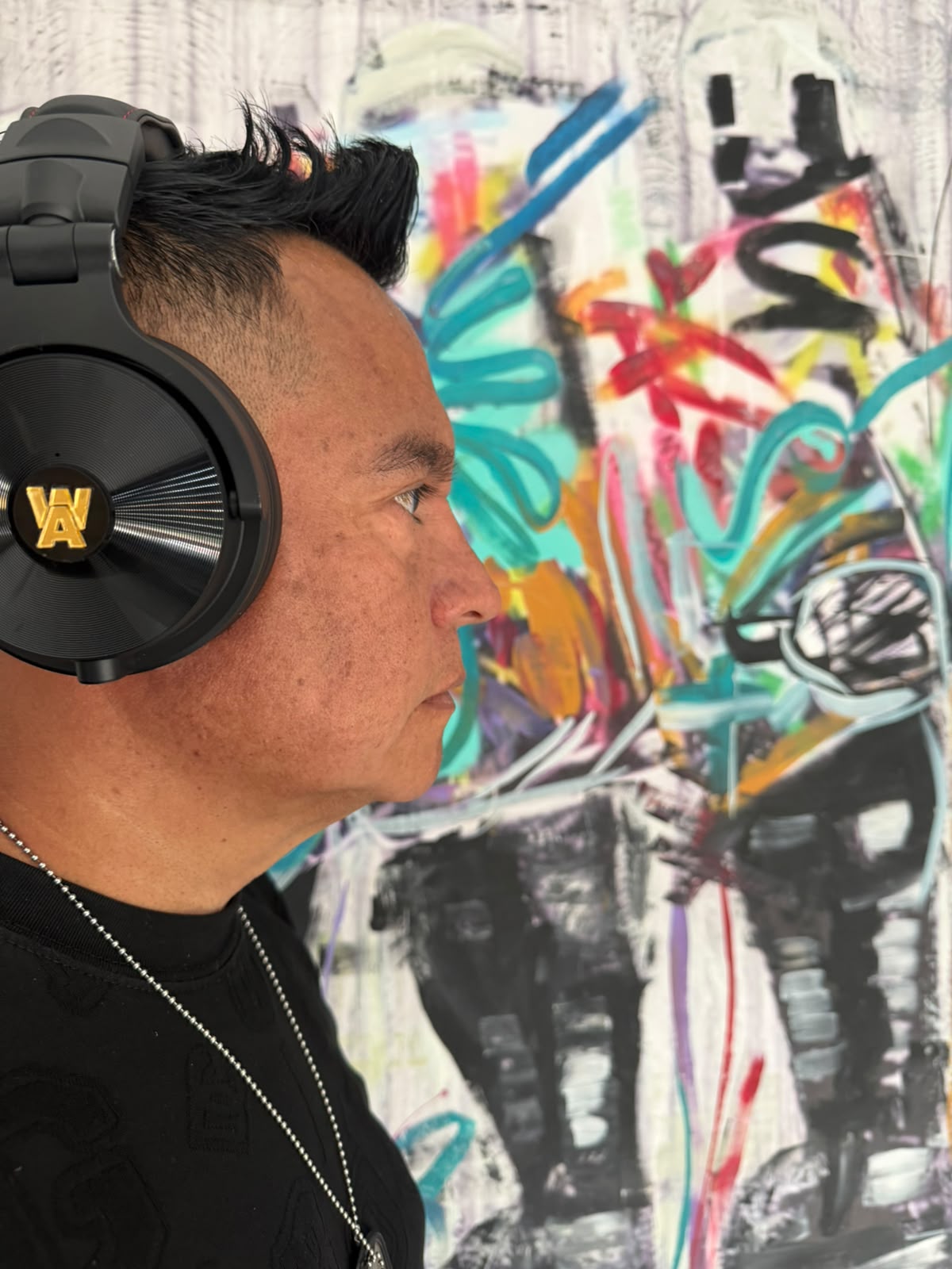 DJ Wilson Arenas con audífonos, de perfil