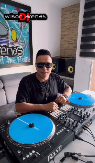 DJ Wilson Arenas en su estudio en casa